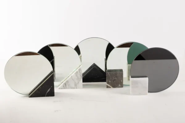 A circular mirror - MIR001