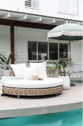 Rounded bamboo daybed