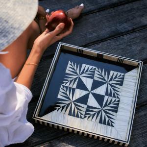 The pearl and black tray