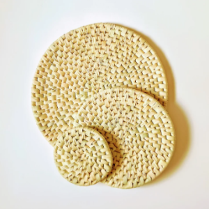 Staggered round heat resistant placemats